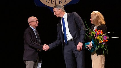 President McDowell shaking former president Lemley's hand