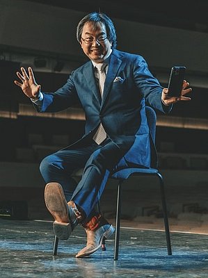 Photograph of Maestro Cho on stage with an exciting pose