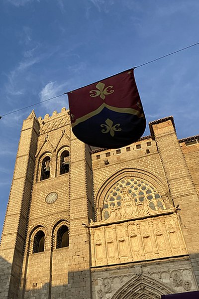 photograph of an upward shot of a cathedral in Ávila