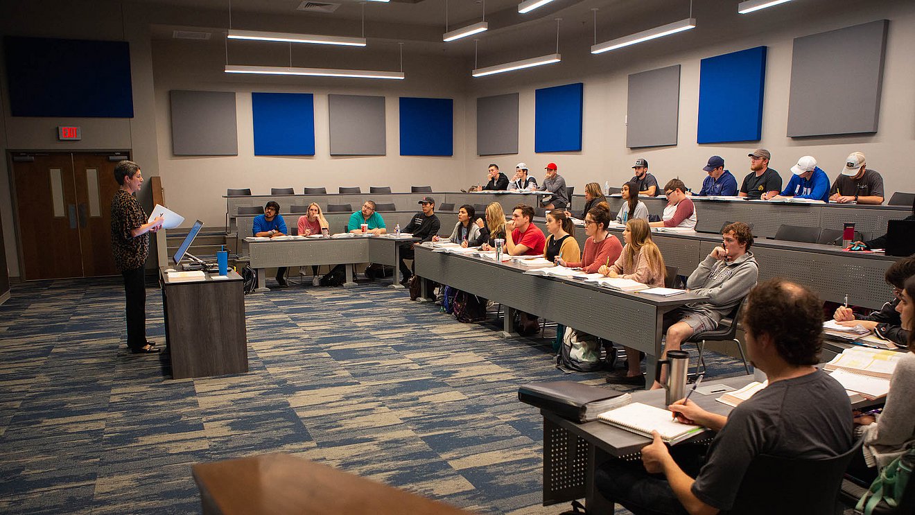 Dr. Laci Richardson teaching in the Dabbs Center for Business